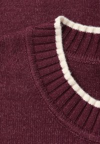 Burgundowy sweter dzianinowy z grubym białym ściągaczem. Miękka tekstura z subtelnym efektem heather, prezentująca klasyczny design.