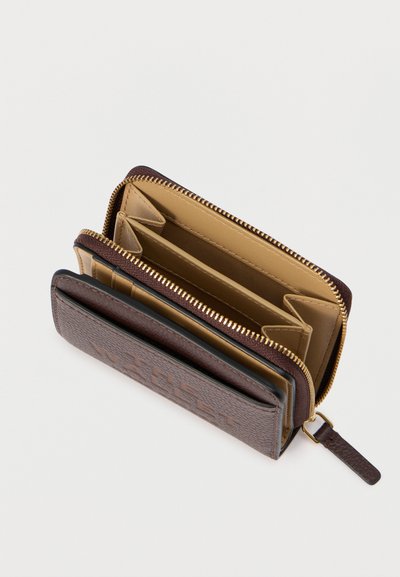 Portafoglio in pelle marrone con esterno strutturato, chiusura con zip dorata e scomparti interni color cuoio per carte e contanti.