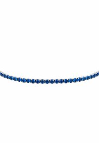 Bracciale in gemme blu caratterizzato da una linea di pietre blu rotonde incastonate in un elegante bracciale in argento, creando un effetto di luminosità continuo.