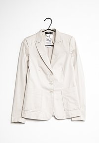 Blazer ajustado de un beige claro con un diseño de una sola botonadura, cierre de tres botones, dos bolsillos frontales y detalles de costura sutiles.