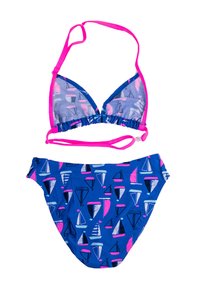 Zestaw bikini z niebieską bazą, prezentujący wzory żaglówek w różu i bieli. Bluzka ma trójkątny krój z różowymi ramiączkami; dół to figi.