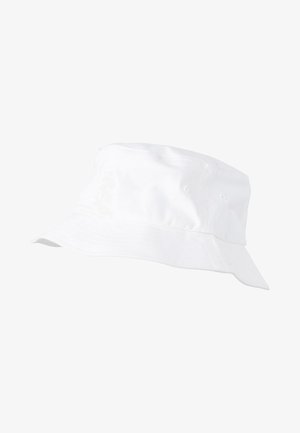Vit bucket hat gjord av tyg, med en bred, mjuk skärm och sydda detaljer. Lätt och utan dekorationer.