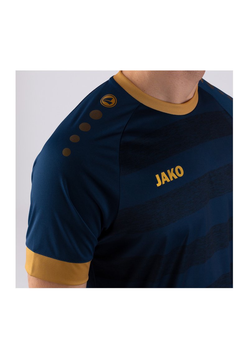 Maglietta sportiva blu navy con strisce orizzontali, dettagli dorati, colletto tondo e cinque punti dorati sulla spalla. Logo del marchio visibile.