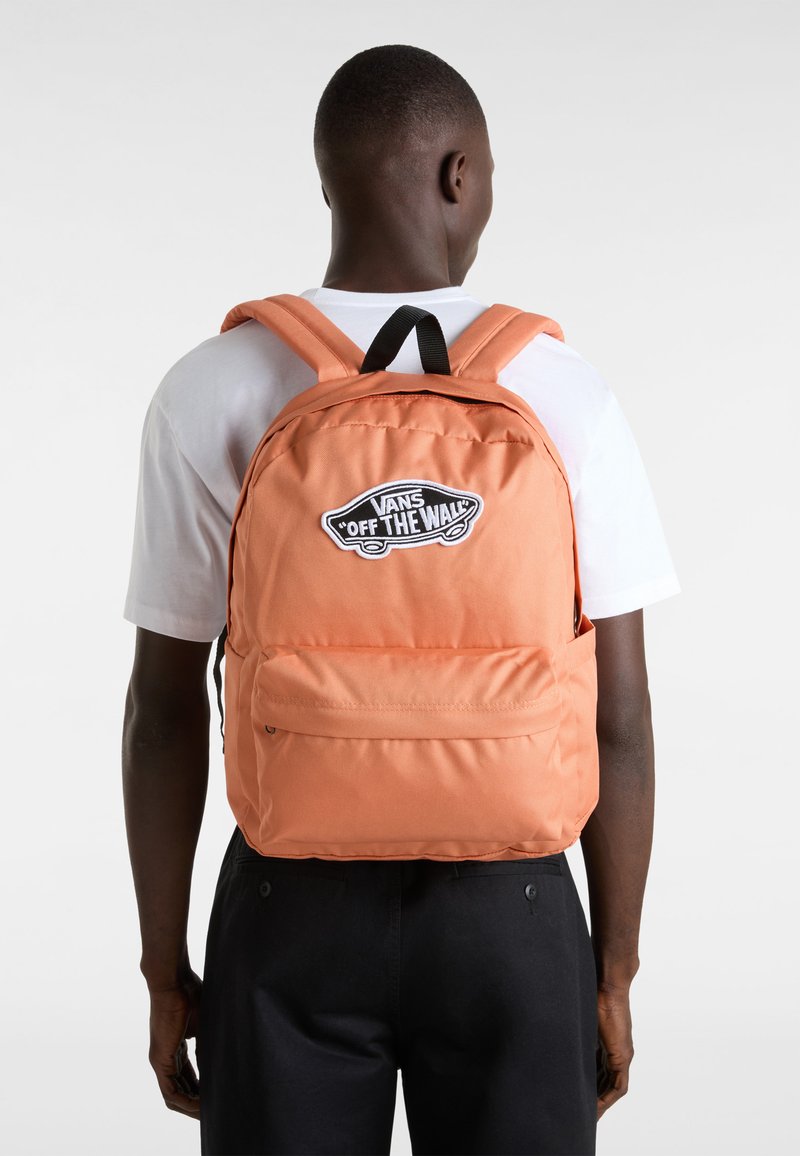 Orange Vans ryggsäck med logotyp, vadderade axelremmar, dragkedjeförsedd huvudfack och framficka. Slät tyg och rektangulär form.