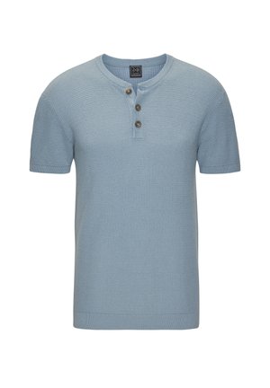 Hellblaues kurzärmeliges Strickshirt mit rundem Kragen und drei braunen Knöpfen auf der Vorderpasse, präsentiert auf weißem Hintergrund.