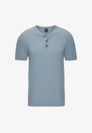 Hellblaues kurzärmeliges Strickshirt mit rundem Kragen und drei braunen Knöpfen auf der Vorderpasse, präsentiert auf weißem Hintergrund.