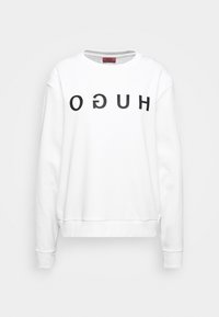 Sudadera blanca hecha de una mezcla de algodón, con cuello redondo y mangas largas. Logo "HUGO" en negro impreso en una fuente audaz y moderna.