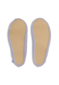 Mjuka beige sulor med ljuslila tygkant, visade från sulan sidan på en vit bakgrund.