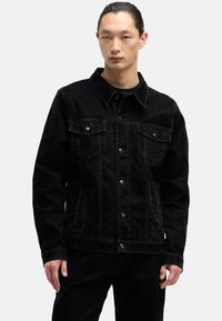 Czarna kurtka dżinsowa z klasycznym kołnierzem, zapinana z przodu na guziki, z dwoma kieszeniami na piersi oraz lekko teksturowaną tkaniną.