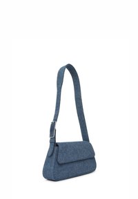 Borsa a tracolla in denim blu scuro con forma rettangolare, pattina pieghevole, tracolla regolabile e texture liscia. Accenti in metallo silver.