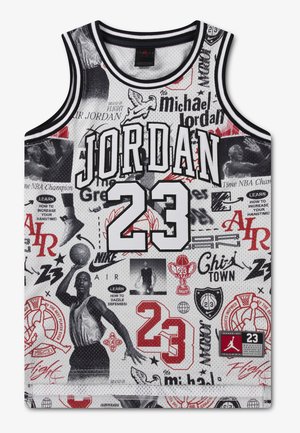 Hvid basketballtrøje med sort kant, stor "JORDAN 23"-tekst, billeder af Michael Jordan, Nike-logoer samt røde og sorte grafiske detaljer.