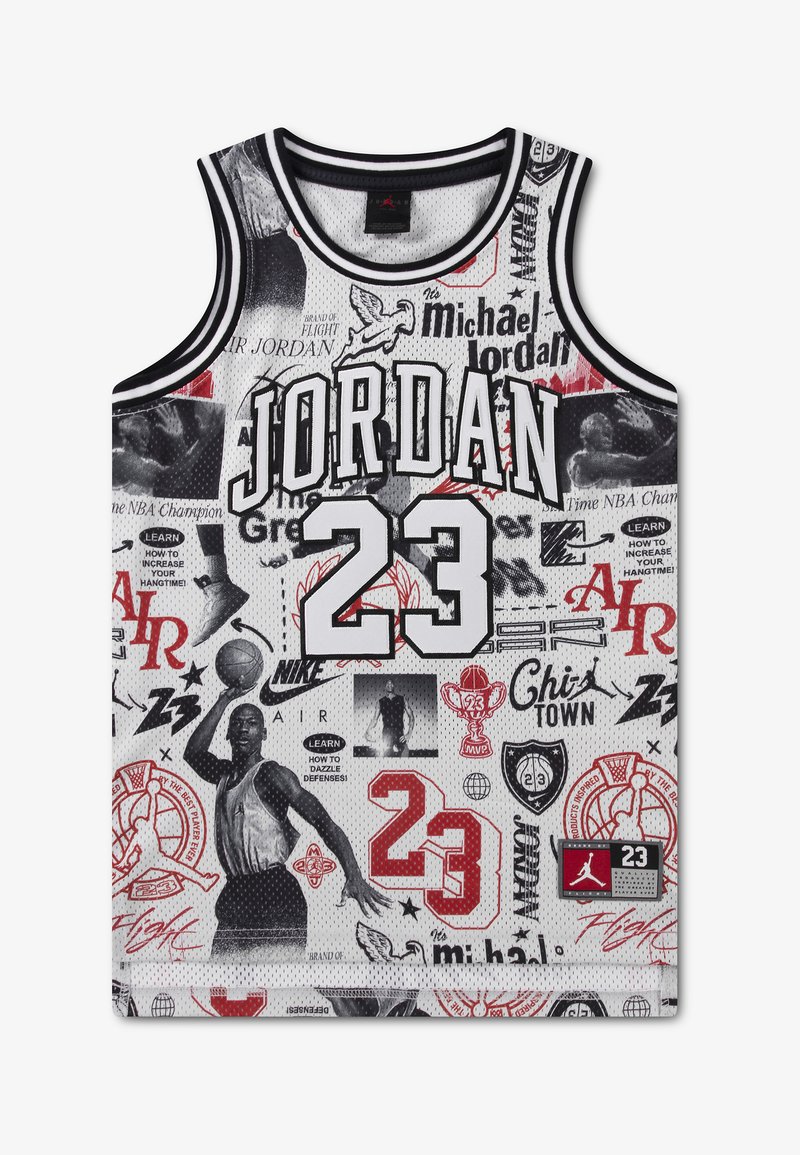 Maillot de basket blanc avec bordure noire, grand texte "JORDAN 23", images de Michael Jordan, logos Nike, et détails graphiques rouges et noirs.