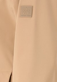 Beige jakke med en glat tekstur, en struktureret pasform og et præget "North Bend" logo på den øvre ærme.