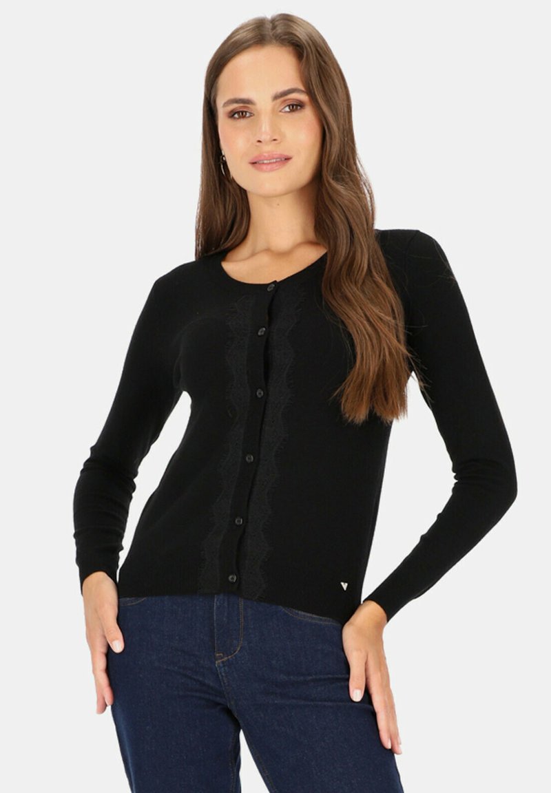 Czarny kardigan z okrągłym dekoltem, długimi rękawami oraz falbaniastym detalem koronkowym z przodu, z zapinaniem na guziki i małym logo.