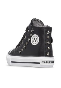 Vysoké černé tenisky z kůže, se stříbrnými hvězdicovými akcenty, kruhovým logem a bílými podrážkami se černými pruhy.