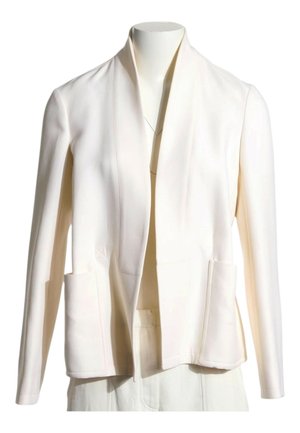 Crèmekleurige blazer met open voorkant, lange mouwen en twee voorzakken op een wit paspop torso.