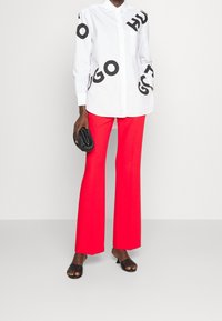 HUGO Pantalon classique - red