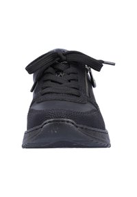 Baskets noires avec dessus en cuir texturé et tissu, bout rond, semelle plate et lacets noirs. Comprennent une fermeture éclair latérale pour un enfilage facile.