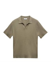 Koszulka polo w oliwkowym kolorze, w prążkowanej fakturze, z krótkim rękawem, dekoltem w kształcie litery V, prostym dołem. Wykonana z miękkiego materiału dzianinowego.