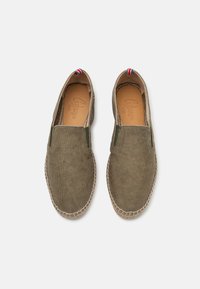 Zelene platnene cipele na slip-on s elastičnim bočnim detaljima, ušivanom jute obrubom oko đona i kožnom insoleom.