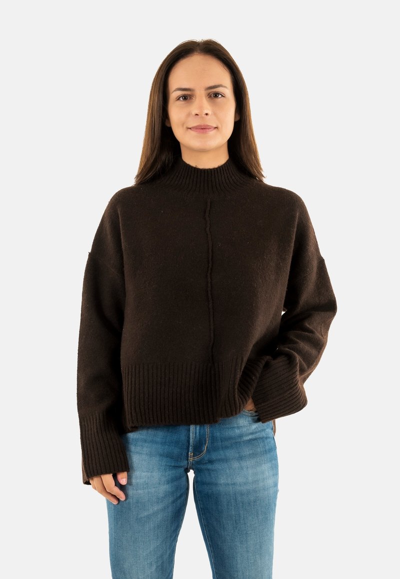 Maglione di lana marrone con colletto alto e polsini a coste. Vestibilità leggermente oversize con una superficie texturizzata e un dettaglio con cucitura centrale.
