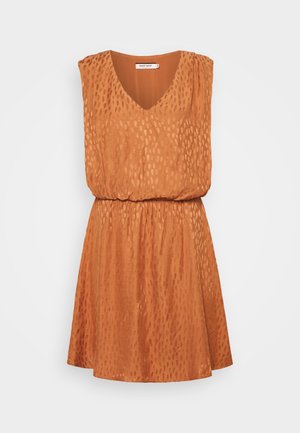 Ærmeløs orange kjole med V-hals, elastisk talje og subtilt tekstureret prikmønster, knælængde, letvægtsstof.