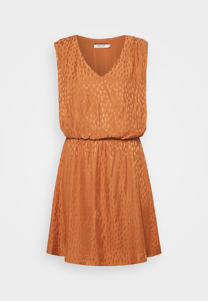 Robe orange sans manches avec col en V, taille élastique et motif subtil de pois texturés, longueur genou, tissu léger.