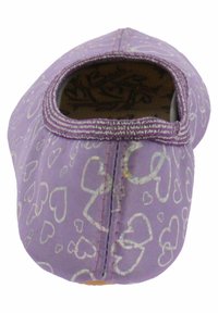 Lila Stoffschuh mit Herzmustern, abgerundeter Form, elastischem Öffnungsbereich und kontrastierenden Nähten entlang der oberen Kante. Weiche Textur.