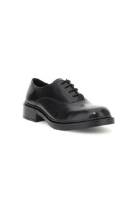 Scarpa da uomo in pelle nera con punta arrotondata, sistema di allacciatura e tacco basso impilato. Texture liscia con dettagli minimi.