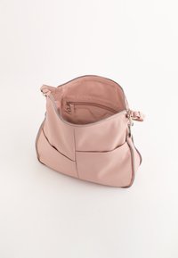 Lys pink håndtaske med struktureret overflade, lynlås lukning og to yderlommer. Indvendigt har den en glat foring og en lynlåslomme.