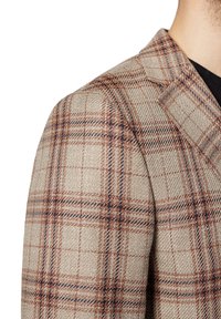 Beżowa marynarka w kratę z rdzawym i granatowym wzorem, wykonana z teksturowanej mieszanki wełny i z danymi klapami.