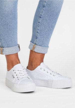 Trainers - white