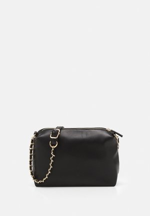 Czarna prostokątna skórzana torebka na zamek z złotym łańcuszkiem i skórzanym podkładką na ramię, pokazana na białym tle.