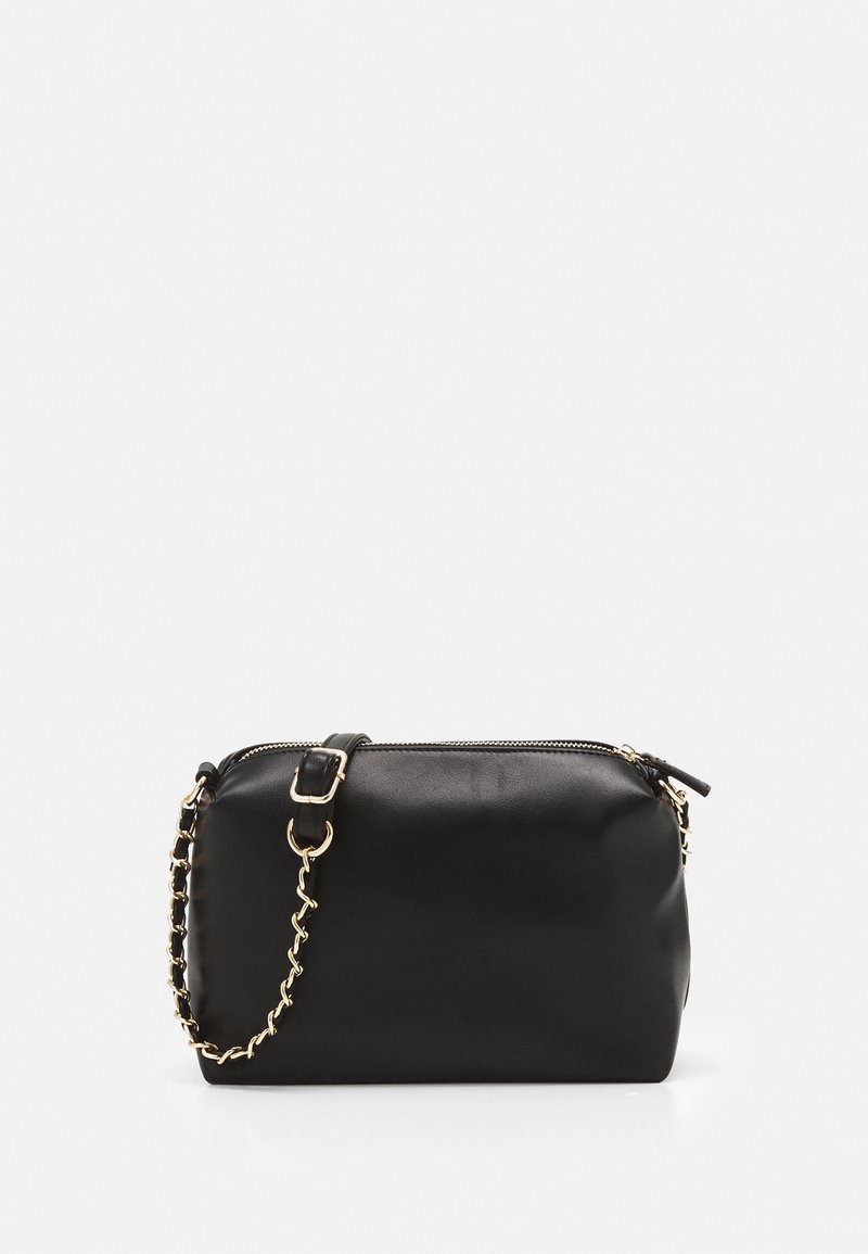 Borsa a mano rettangolare nera in pelle con chiusura a zip e tracolla in catena dorata con spallina in pelle, mostrata su sfondo bianco.