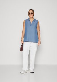 Vero Moda Curve VMCHARPER COLLAR  - Pluus - medium blue denim