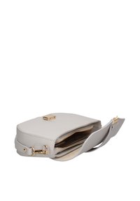 Borsa a spalla in pelle grigia chiara, forma quadrata, con accessori in oro, compartimenti con cerniera e superficie liscia, dotata di una tracolla rimovibile.
