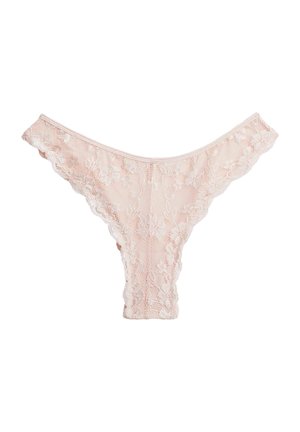 Kanten string in zacht roze, met bloemmotieven en geschulpte randen, voorzien van een soepele tailleband en delicate textuur.