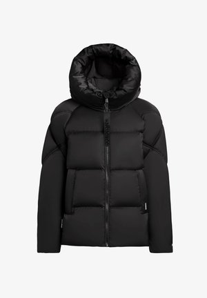 Veste d'hiver noire rembourrée avec un col rembourré haut, fermeture éclair sur le devant et poches latérales.