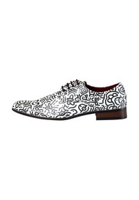 Witte schoenen met zwarte abstracte patronen, zachte leren bovenkant, ronde neus, vetersluiting, bruine hakaccent.