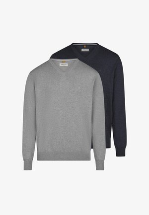 Dwa swetry z dekoltem w serek, jeden jasnoszary z przodu, a drugi ciemnoniebieski z tyłu, oba z długimi rękawami oraz ściągaczami na mankietach i u dołu.