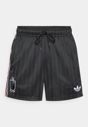 Pantalones cortos deportivos negros con sutiles rayas verticales, cintura elástica, cordón ajustable y logotipos bordados en blanco y colores en los laterales.