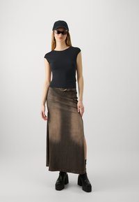 Gina Tricot SOFT TOUCH OPEN BACK - T-shirt con stampa - black