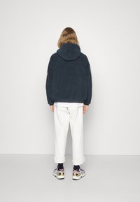 Tommy Jeans REVERSIBLE JACKET - Välikausitakki - twilight navy/multi