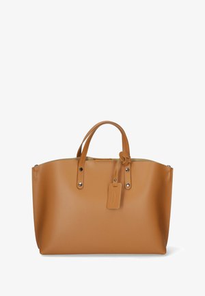 Borsa tote in pelle marrone chiaro con bordi arrotondati, doppi manici superiori, dettagli in metallo argento e un'etichetta per i bagagli; texture liscia e forma strutturata.