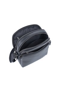 Borsa a tracolla in pelle nera con tre scomparti con zip, fodera in tessuto, tracolla regolabile e finitura texturizzata.