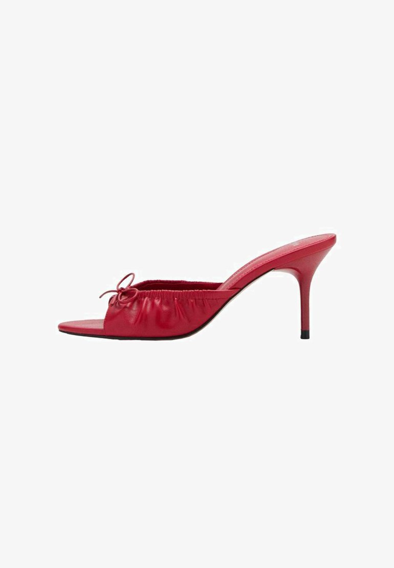 Infradito aperti in pelle rossa con design arricciato e plissettato e un fiocco decorativo. Presentano un tacco a stiletto e una finitura liscia.