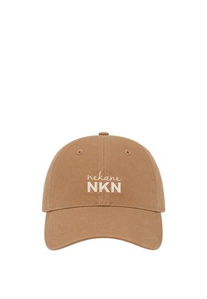 Gorra de béisbol marrón clara con visera curva y "nekane NKN" bordado en blanco en el centro frontal.