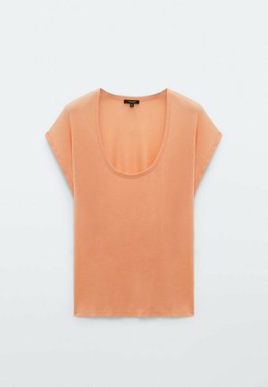 Hellorangefarbenes T-Shirt mit kurzen Ärmeln und Rundhalsausschnitt, flach auf einem hellgrauen Hintergrund liegend.