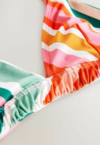 Farbiger Bikini mit horizontalen Streifen in Pink, Grün, Orange und Weiß. Merkmale sind geraffte Kanten und ein glattes, glänzendes Material.