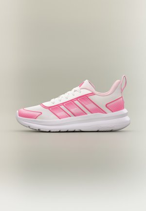 Chaussure de course athlétique blanche et rose avec tige en mesh, fermeture à lacets, semelle amortissante et languette sur fond beige.